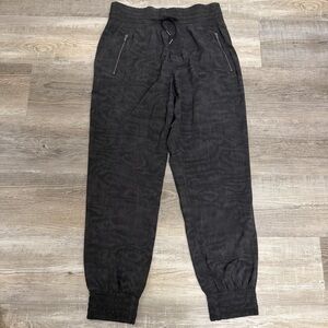 Athleta Camden Printed Black Patterned Jogger-size 4 *like NEW*